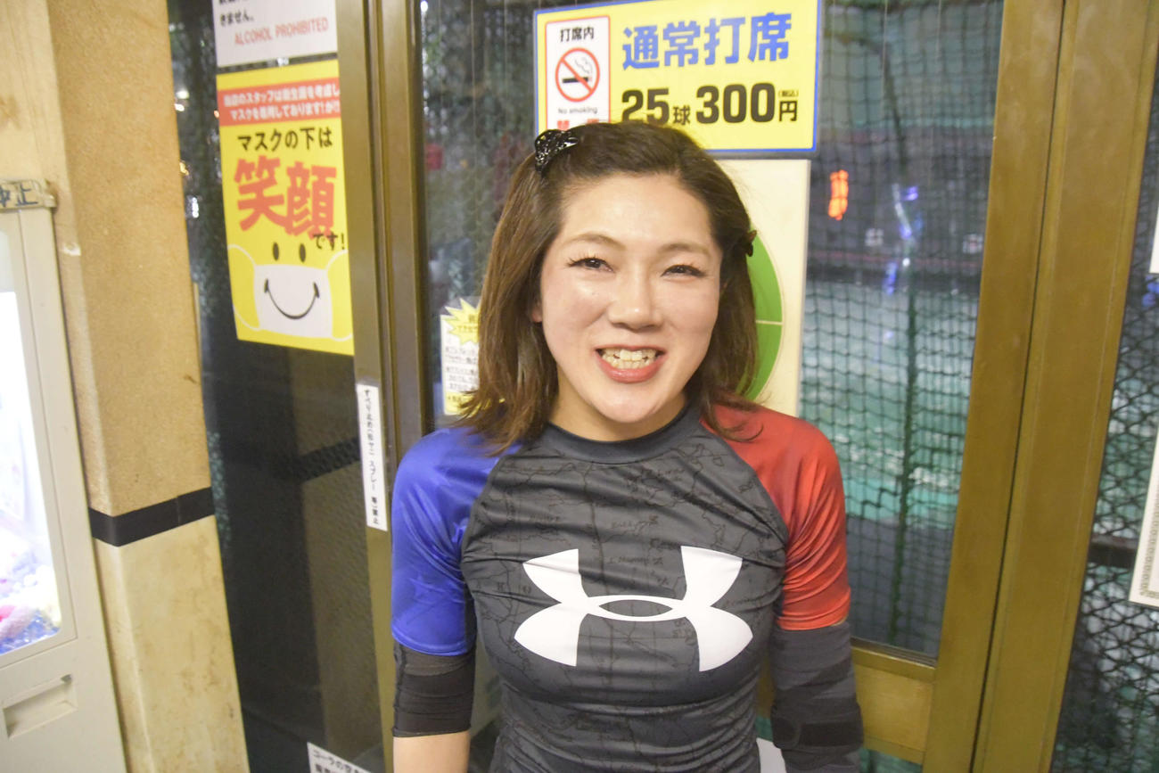 「歌舞伎町のホームラン女王」の異名を持つ初谷さん「新宿バッティングセンター」で10日までに3170本塁打を放った