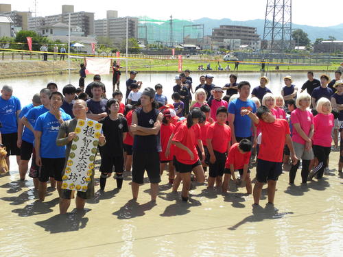 たんぼラグビーの開会式に集った選手たち（2018年6月17日撮影）