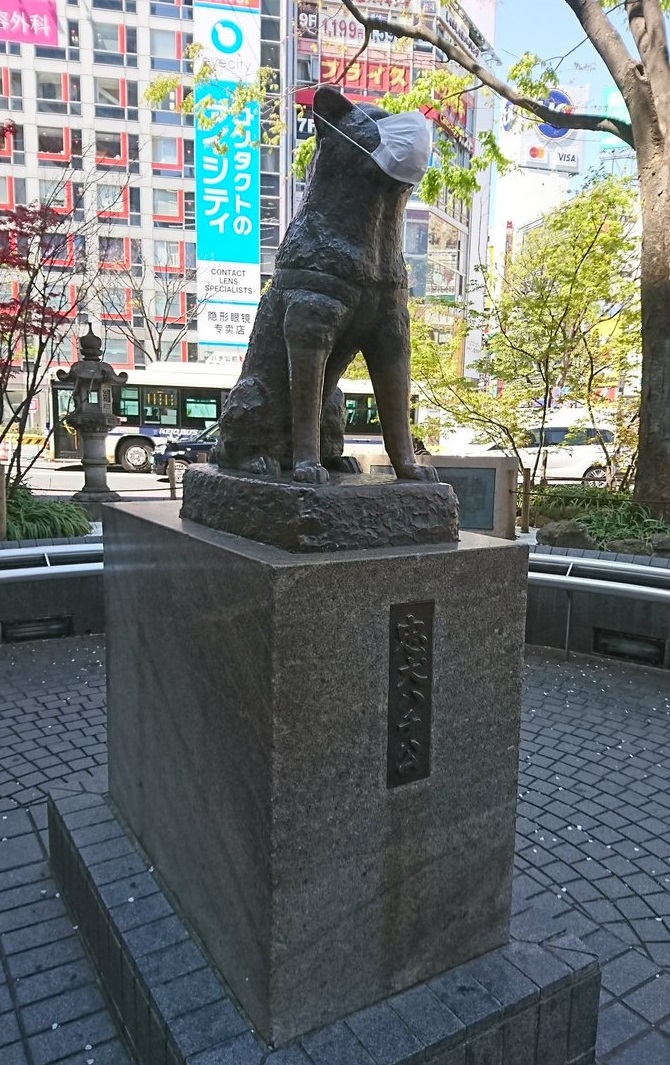 マスク姿になり外出自粛を呼び掛けるハチ公像（撮影・峯岸佑樹）
