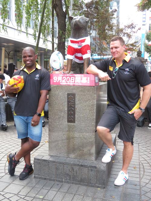 ラグビーW杯開幕前に、ハチ公像と記念撮影する元南アフリカ代表のジャン・デヴィリアス氏（右）ら（撮影・峯岸佑樹）