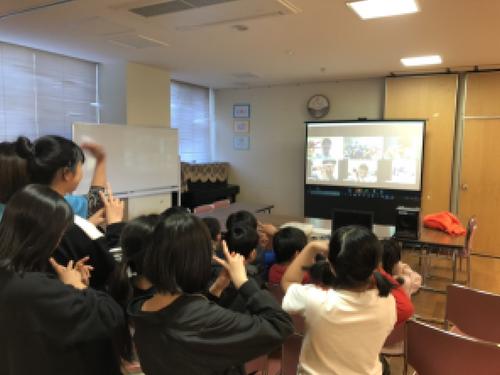 「F－connect」の選手とのオンライン訪問を楽しむ神奈川県の児童養護施設の子供たち