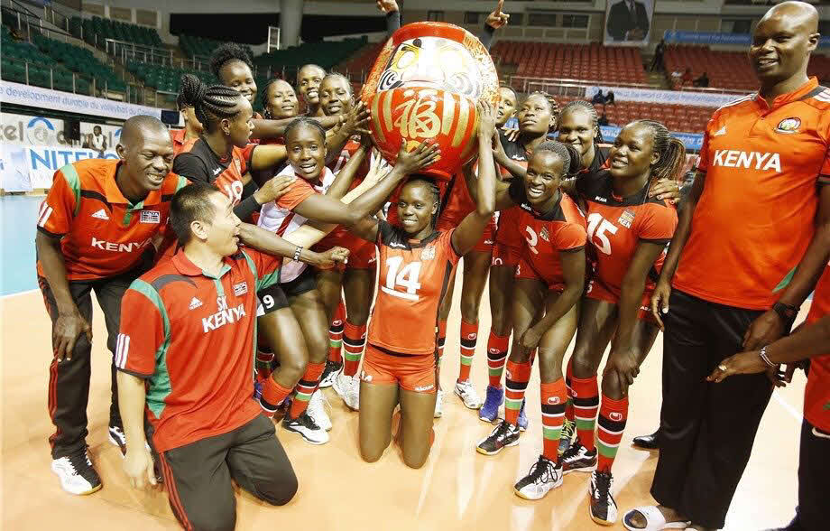 アフリカ予選を勝ち抜き、東京五輪出場権を手にしたバレーボールのケニア女子代表と片桐氏（左から2人目）