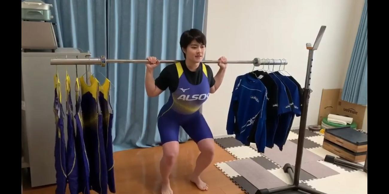 物干しざおを背負ってスクワットする松本（本人提供）