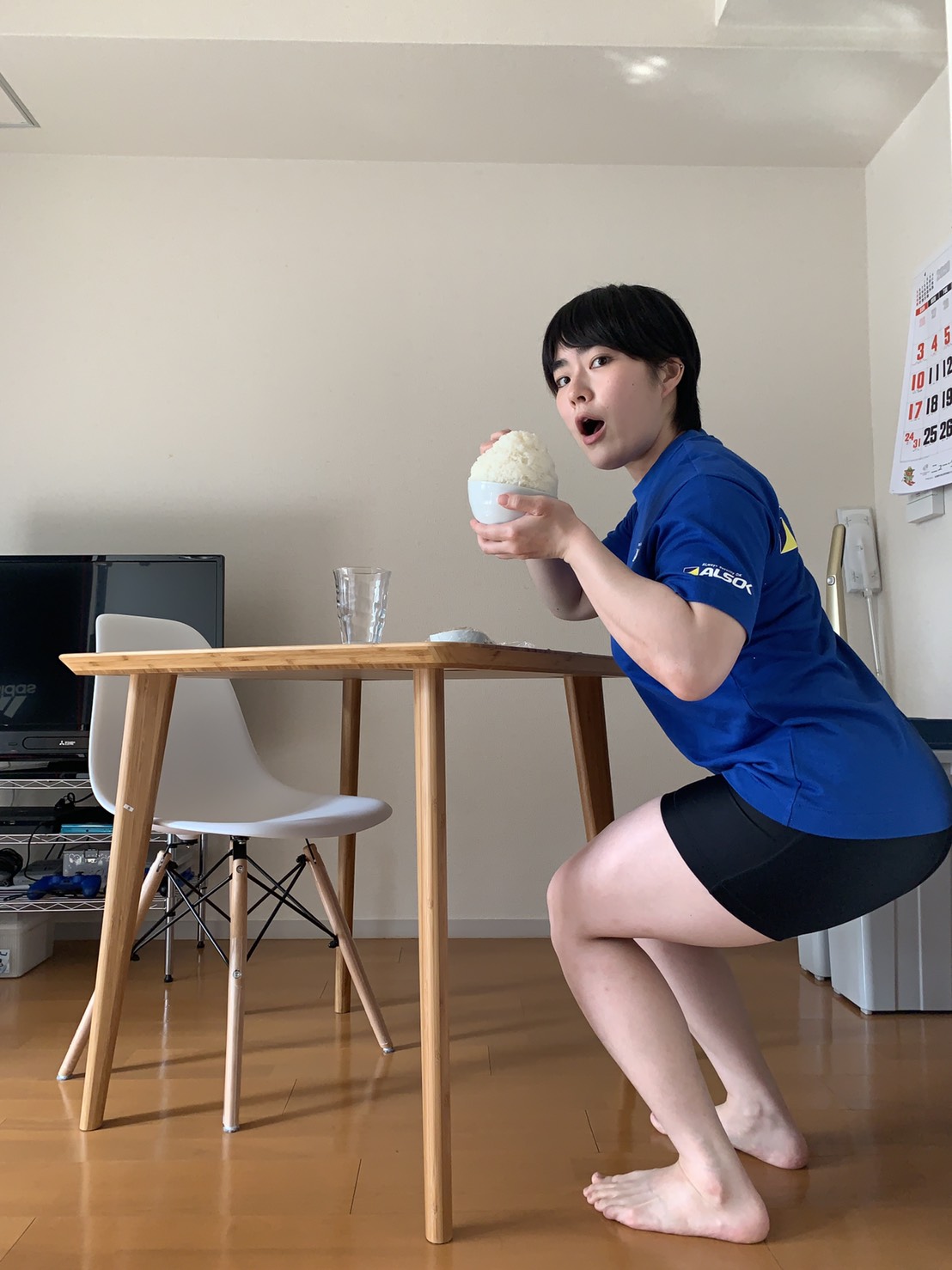 新作「空気イスご飯」を行う松本