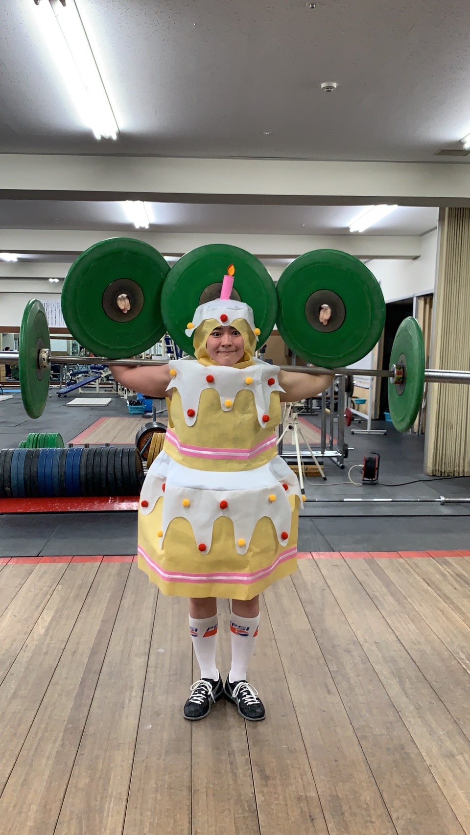 ケーキ姿の松本（本人提供）