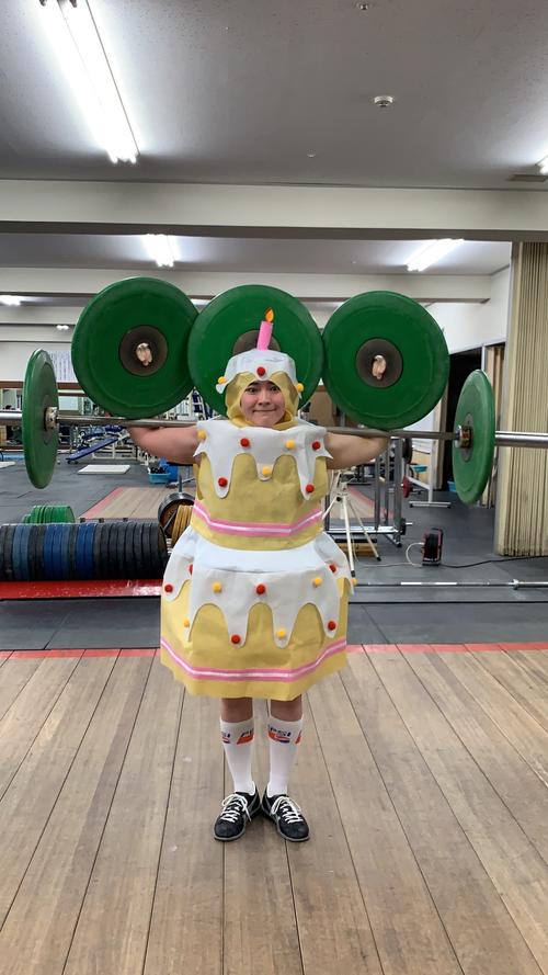 ケーキ姿の松本（本人提供）