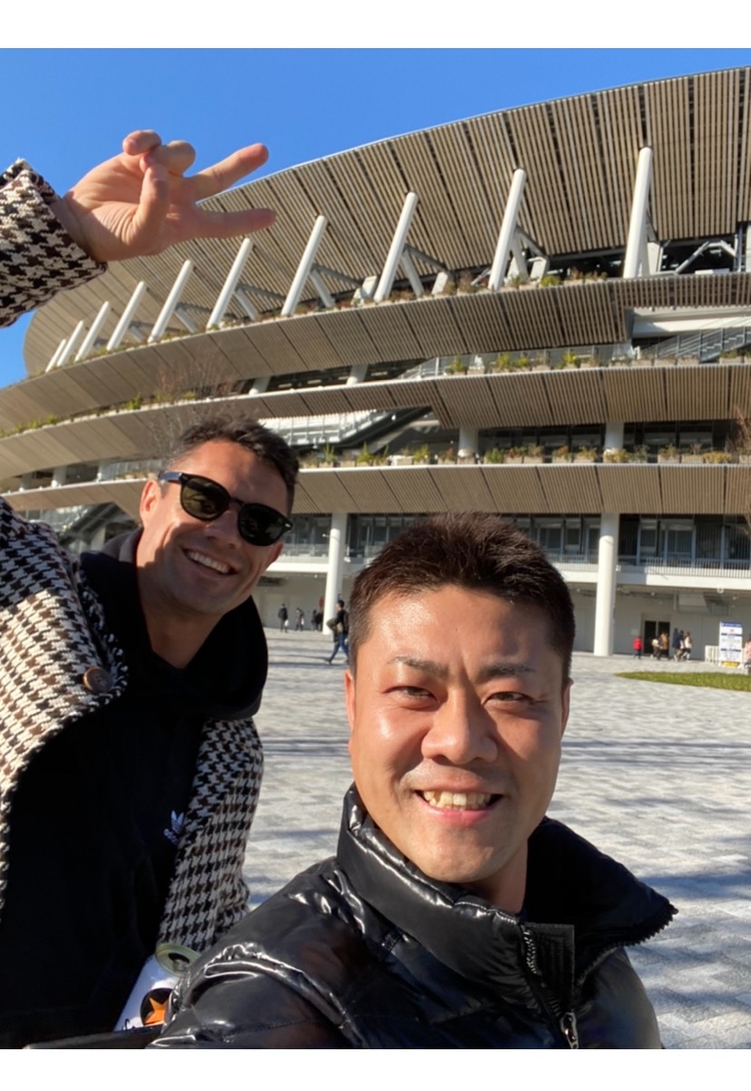 J1神戸のポドルスキが出場した天皇杯決勝を観戦した神戸製鋼カーター（左）と文元明宏氏（文元氏提供）