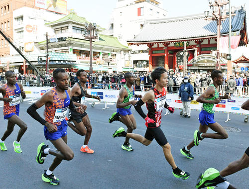 東京マラソンで雷門前を通過するランナーたち（2020年3月1日撮影）