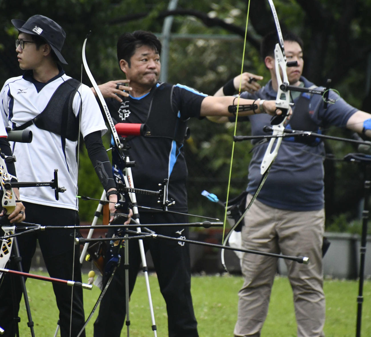 今季初戦に臨んだ山本博（中央）（撮影・平山連）