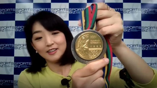 オンライン講演会を行う92年バルセロナ五輪競泳女子金メダル岩崎恭子さん（スポーツビズ提供）