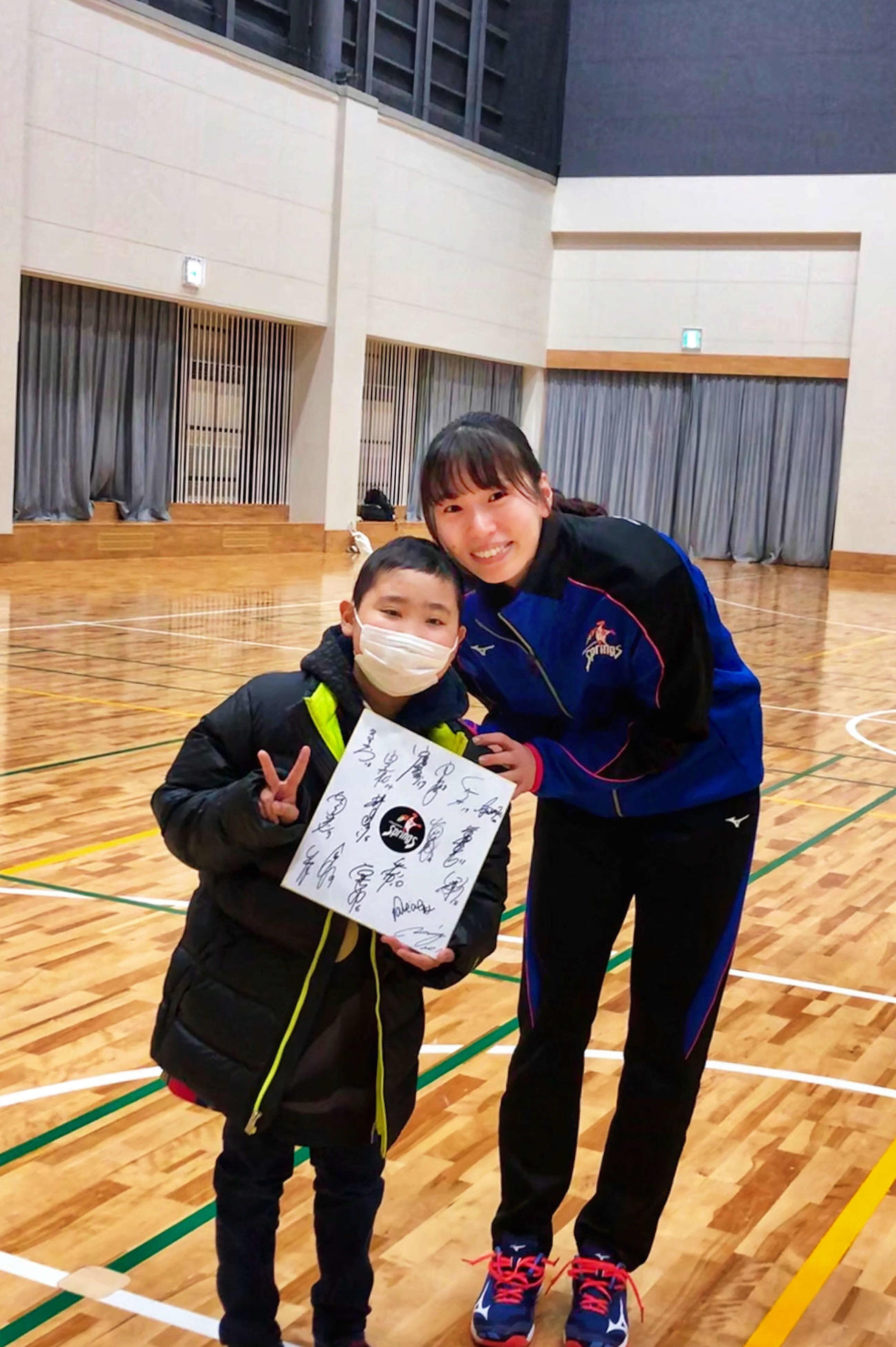 2019年12月に開かれた福岡県久留米アリーナでの試合後、新鍋と写真を撮る松本君（左）