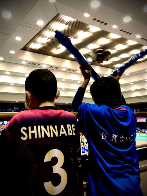 久光のホームゲームに駆け付けた松本君（左）らご家族
