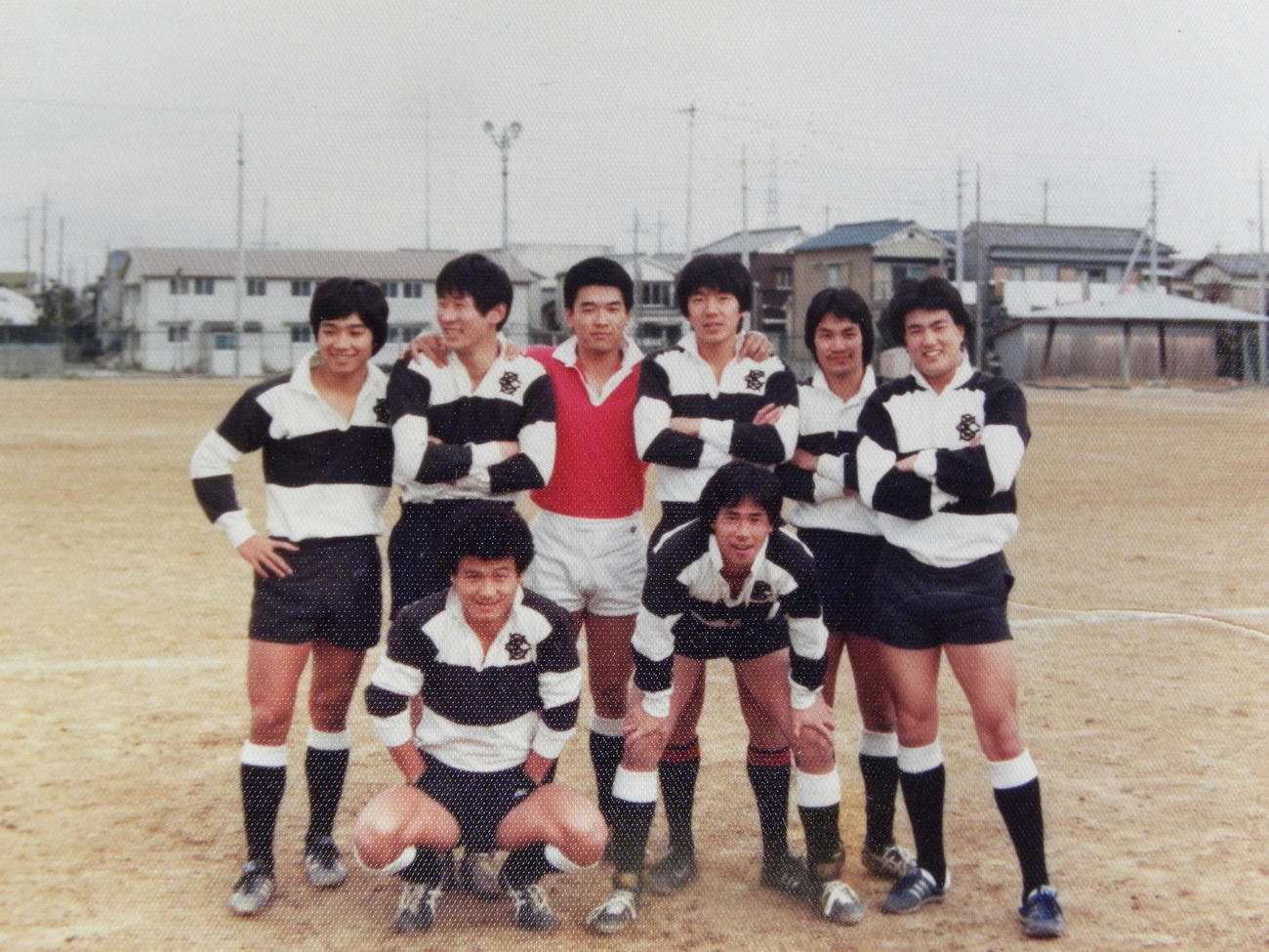 大体大4年時に笑顔を見せる渡田均さん（右上）、松本隆正さん（左下）ら（松本さん提供）