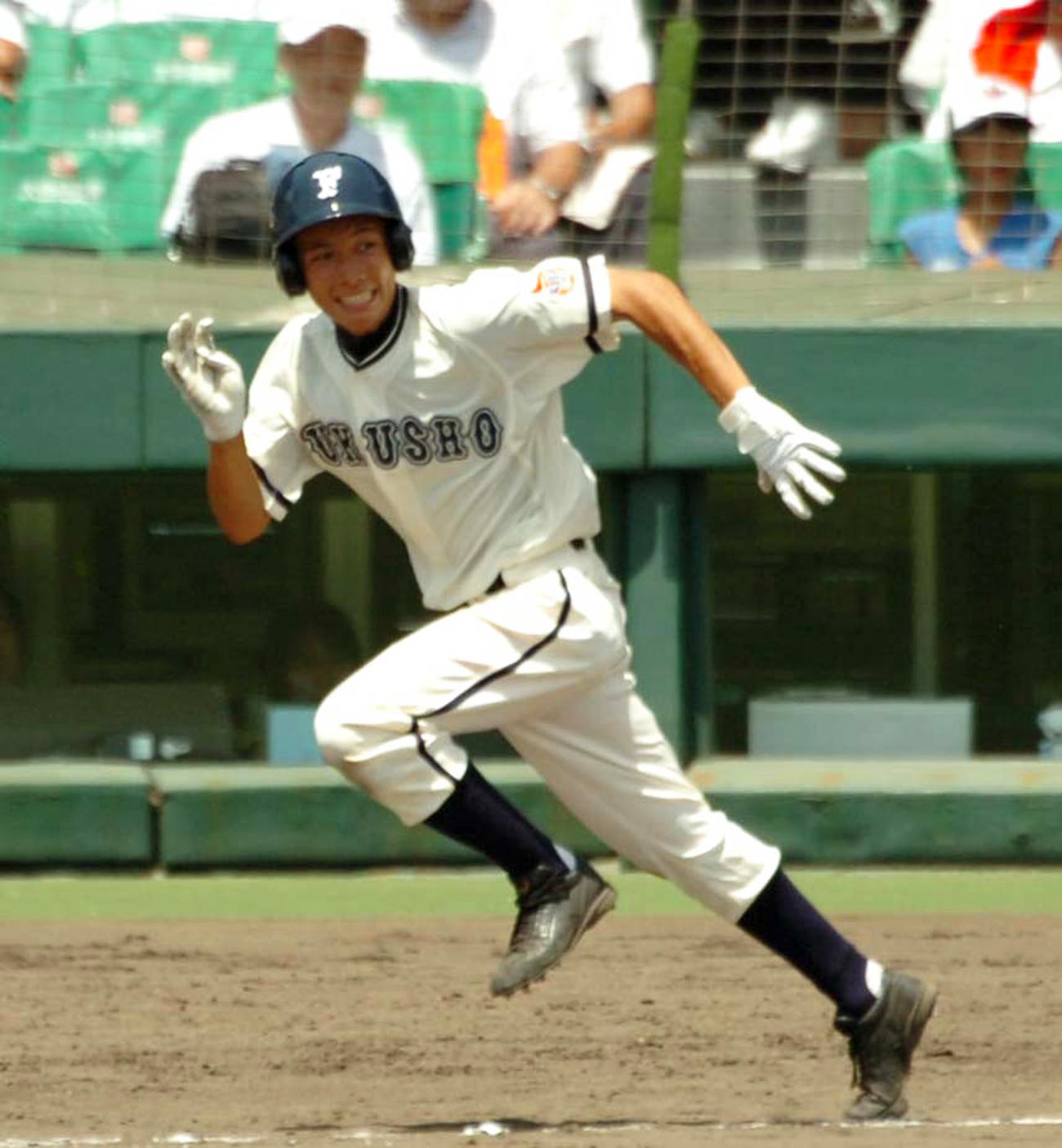 07年8月、佐賀北戦の8回裏に左前安打を放ち一塁へ向かって走る福井商時代の村田和哉監督