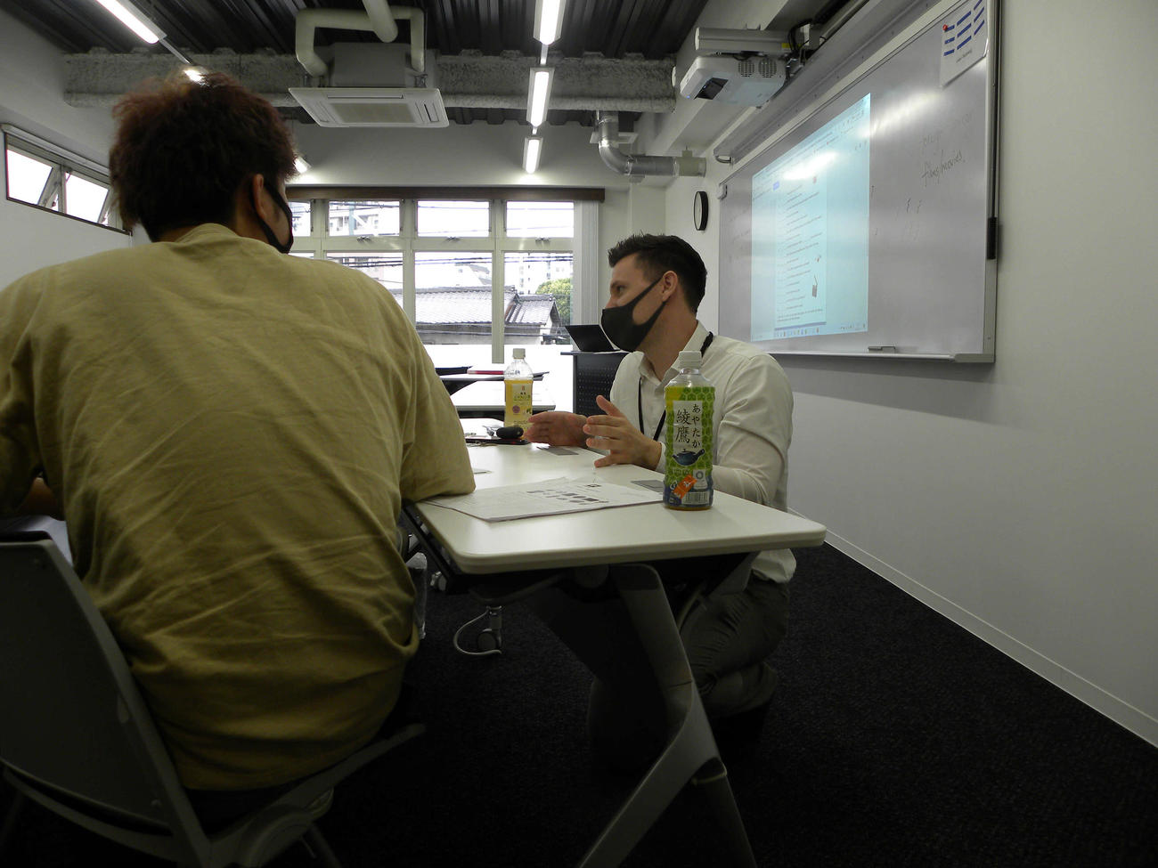 ネーティブの教員との授業に参加する履正社医療スポーツ専門学校スポーツ外国語学科の生徒（撮影・松本航）