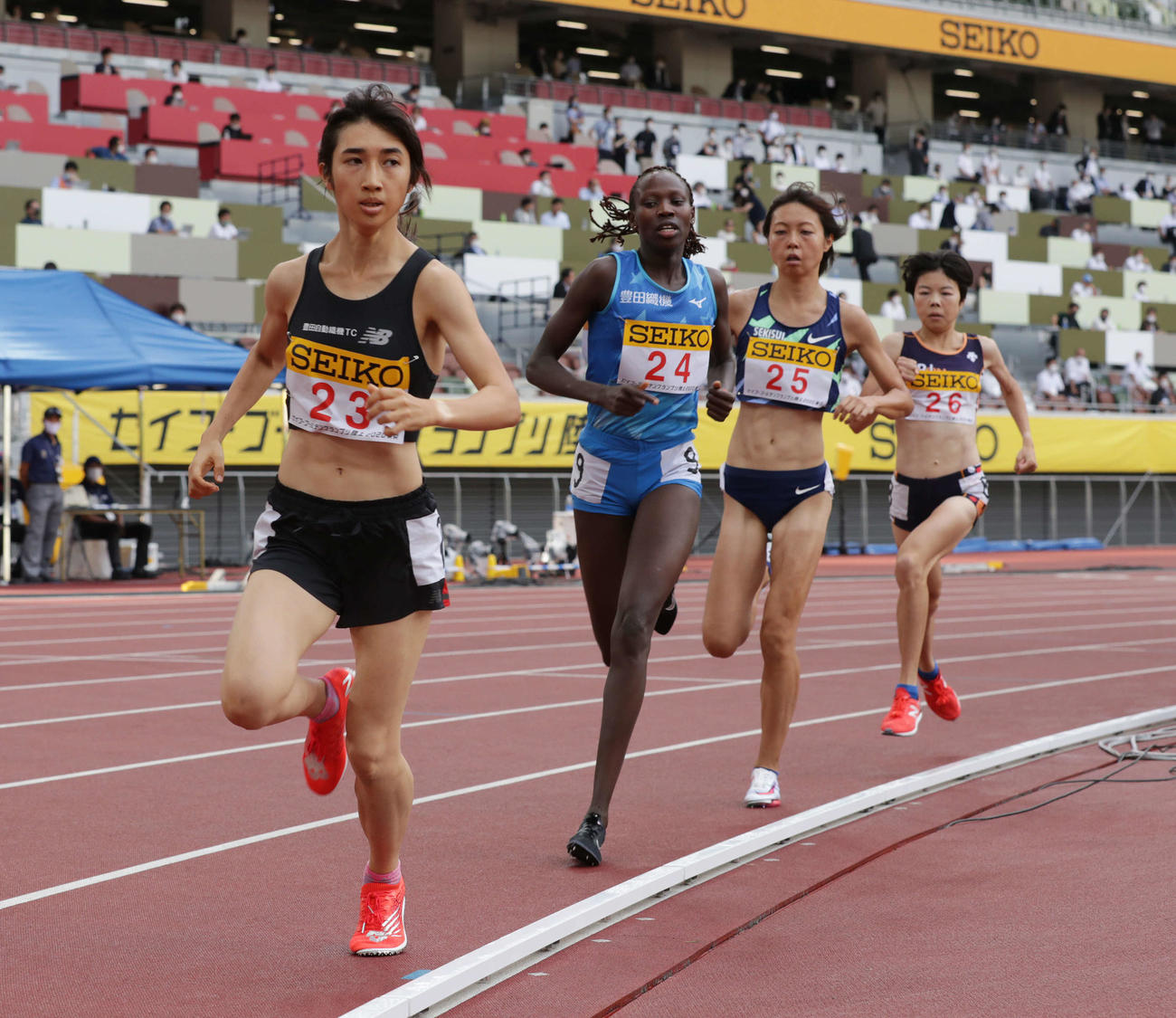 8月23日、セイコーゴールデングランプリ女子1500メートルで4分5秒27の日本記録を樹立した田中（左）