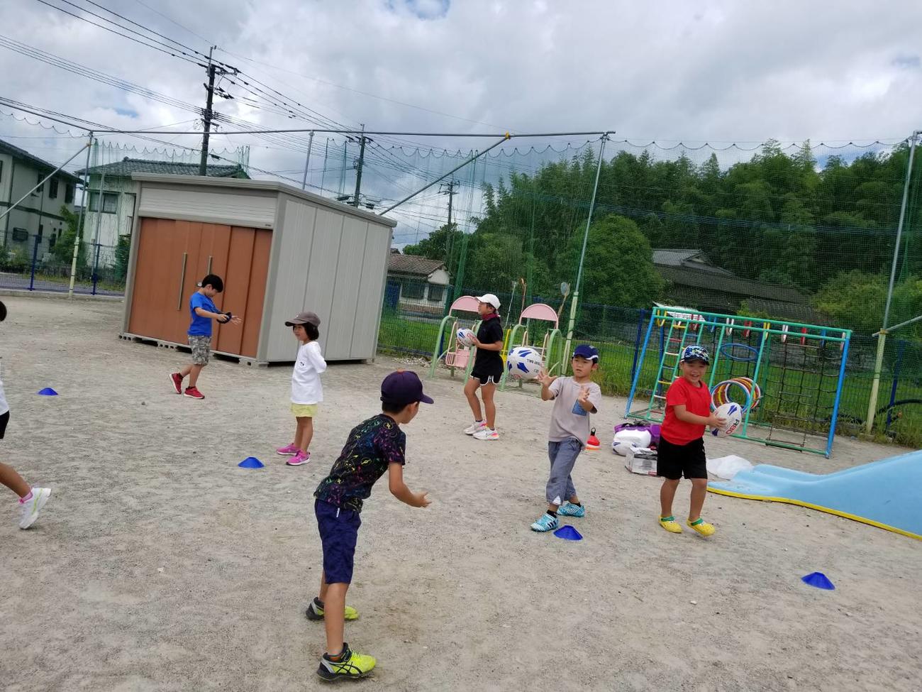 今年8月に公園の一角で行われた人吉ラグビースクールの活動（人吉ラグビー協会提供）