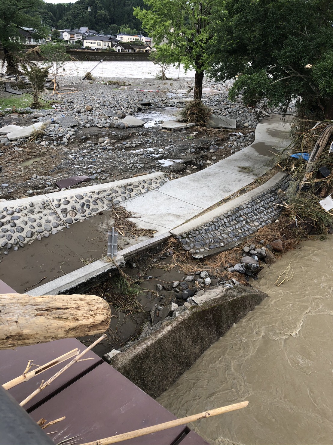 豪雨の被害を受けた人吉市の中川原公園。これまでは芝生がきれいな場所だった（人吉ラグビー協会提供）