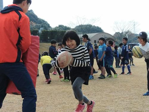 昨年12月に人吉市で行われたラグビー体験会で笑顔を見せる参加者（人吉ラグビー協会提供）