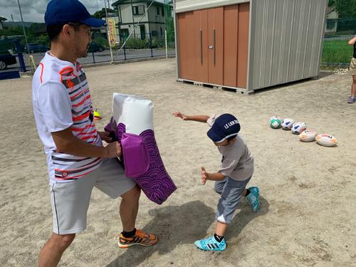 今年8月に公園の一角で行われた人吉ラグビースクールの活動（人吉ラグビー協会提供）