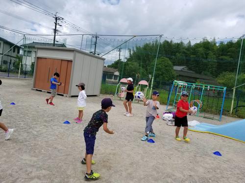 今年8月に公園の一角で行われた人吉ラグビースクールの活動（人吉ラグビー協会提供）