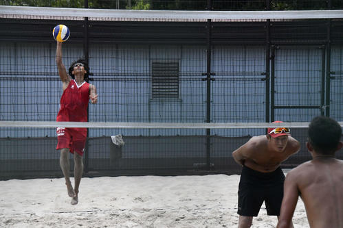 NTCビーチバレーボール競技特別強化拠点の川崎マリエンで練習する清水啓大（左）と村上斉（左から2人目）（撮影・平山連）