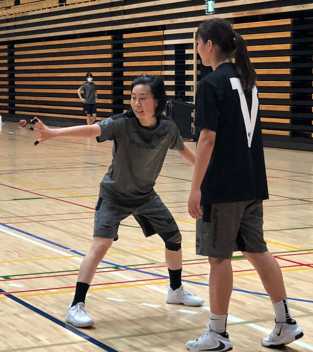 練習で後輩を指導する東京羽田ヴィッキーズの本橋菜子（左）（提供：東京羽田ヴィッキーズ）
