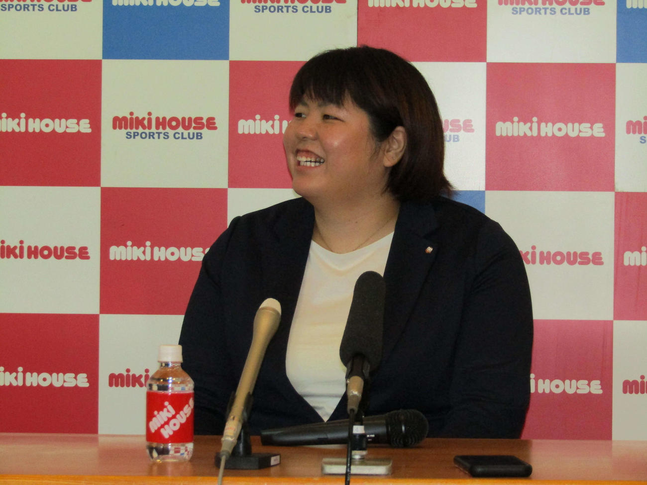 八尾市内のミキハウス本社で引退会見で、野村GMからのコメントに笑顔を見せる山部（撮影・佐藤あすみ）