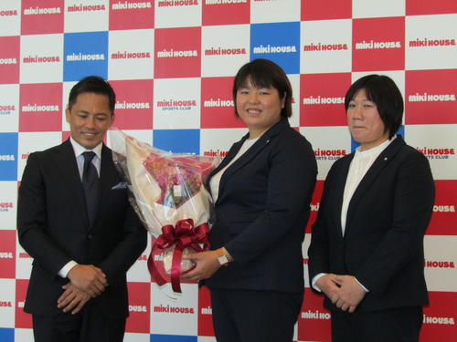 八尾市内のミキハウス本社で引退会見を行い、笑顔を見せる山部（中央）。左は野村忠宏GM、右は薪谷翠コーチ（撮影・佐藤あすみ）