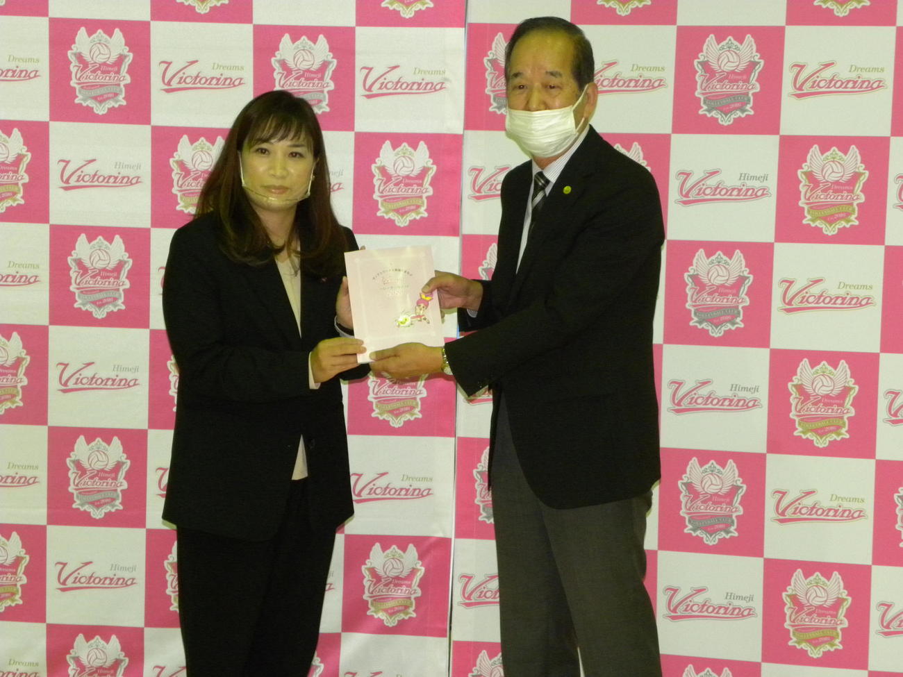 「バレーボールノート」を贈呈した姫路の竹下佳江球団副社長（左）と、受け取った姫路市バレーボール協会の吉田紀会長（撮影・松本航）