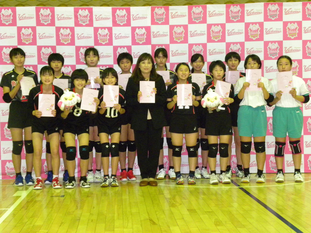 「バレーボールノート」を贈った姫路の竹下佳江球団副社長（前列左から4人目）と飾磨中部中学校のバレーボール部（撮影・松本航）