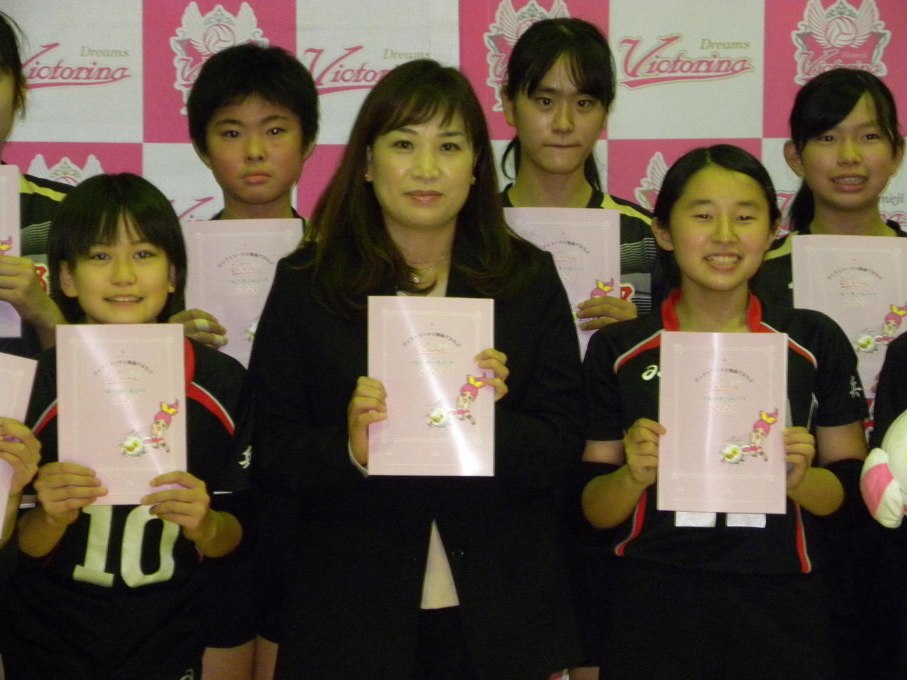 「バレーボールノート」を贈った姫路の竹下佳江球団副社長（中央）と飾磨中部中学校のバレーボール部（撮影・松本航）