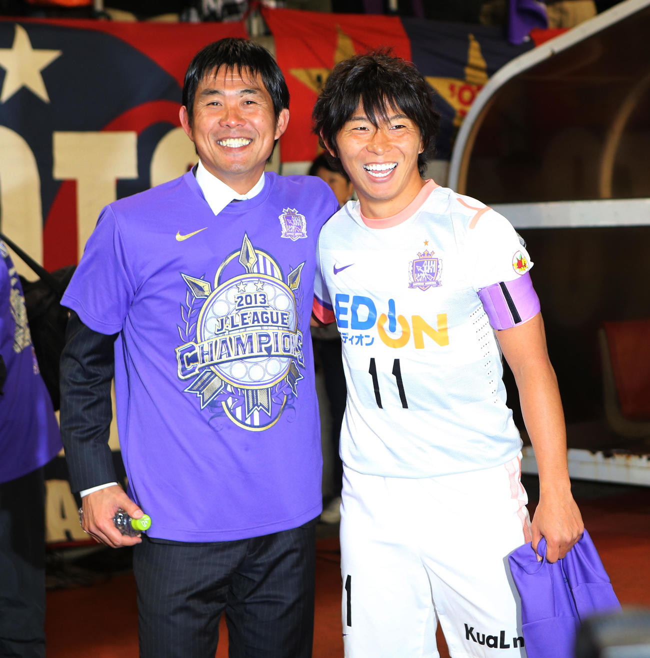 13年12月、優勝し喜び合う広島森保監督（左）と佐藤