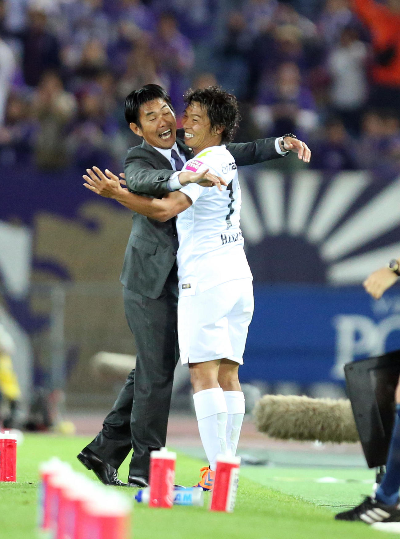 ゴールを決め、森保監督（左）と抱き合い喜ぶ広島FW佐藤（2015年4月29日撮影）