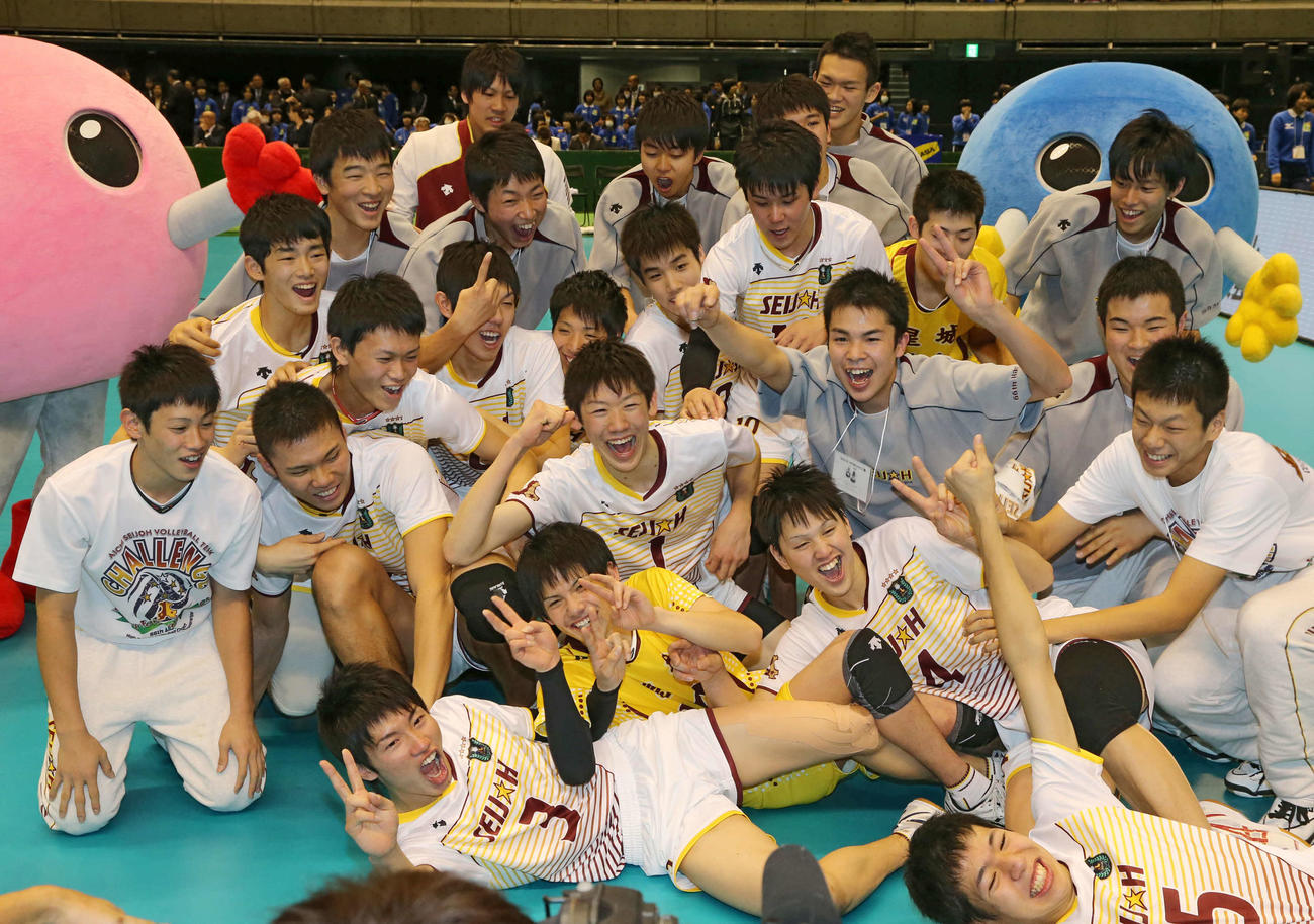 2年連続の3冠を達成して喜ぶ星城の選手たち（2014年1月12日）