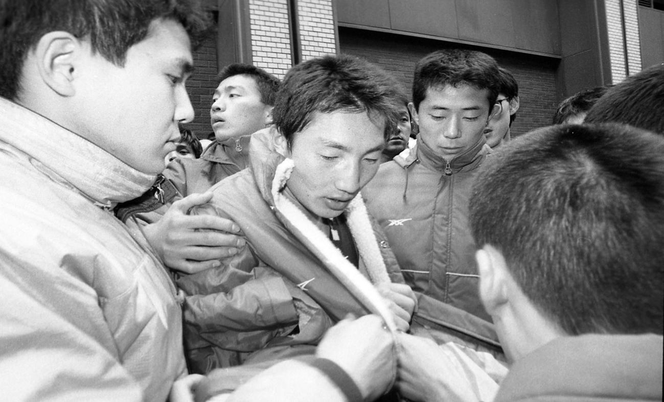 86年1月、箱根駅伝後、取材に応じる早大・藤原良典
