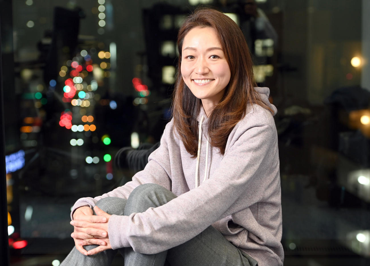 インタビューで笑顔を見せる茂木奈津子氏（撮影・たえ見朱実）