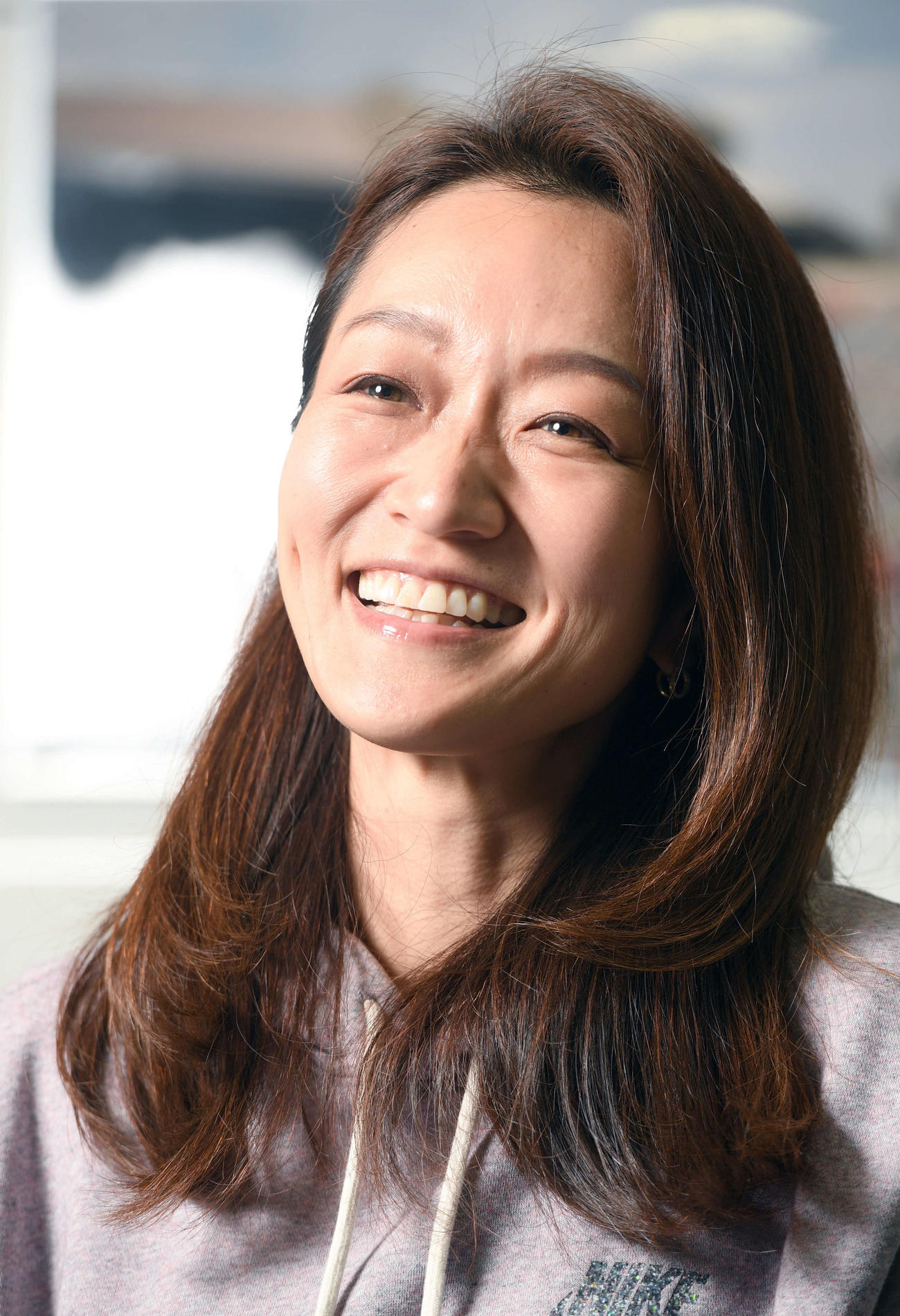 インタビューで笑顔を見せる茂木奈津子氏（撮影・たえ見朱実）