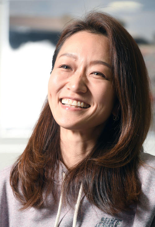 インタビューで笑顔を見せる茂木奈津子氏（撮影・たえ見朱実）