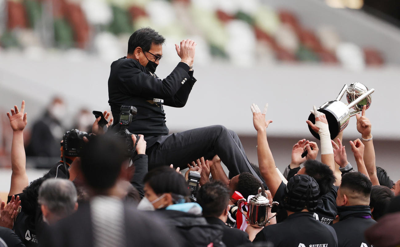 初優勝し胴上げされる天理大・小松監督（2021年1月11日撮影）
