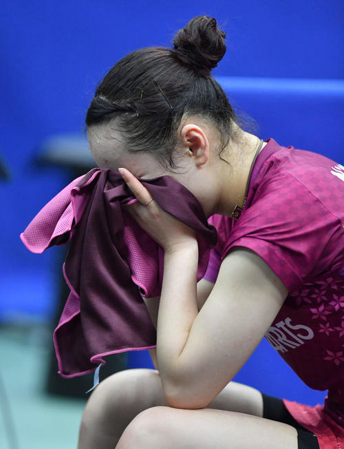 1月17日、女子シングルス決勝で敗れ、タオルで顔を覆い肩を落とす伊藤美誠