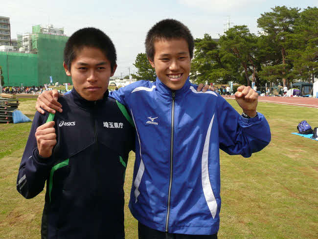 かすみがうらマラソンを終え、川内兄弟はガッツポーズ。優勝の兄優輝（左）と初マラソンで7位の弟鴻輝（2012年4月15日）