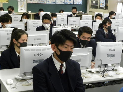 日新高の校長室からオンライン配信された天理大ラグビー部市川敬太、柿本敬治郎の話を熱心に聞く在校生（撮影・松本航）