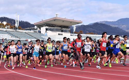 皇子山陸上競技場をスタートする選手たち。中央60番は川内（撮影・上田博志）