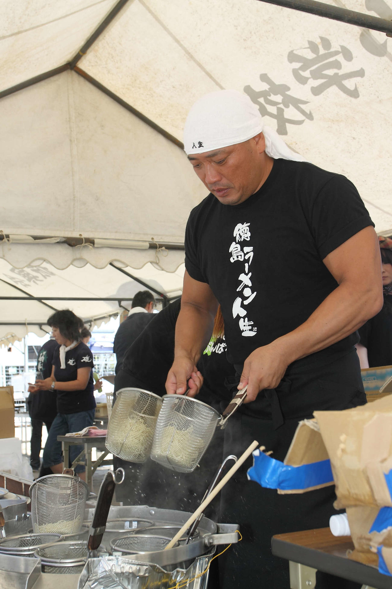 11年9月、被災地でラーメンの炊き出しを行う新崎人生（本人提供）