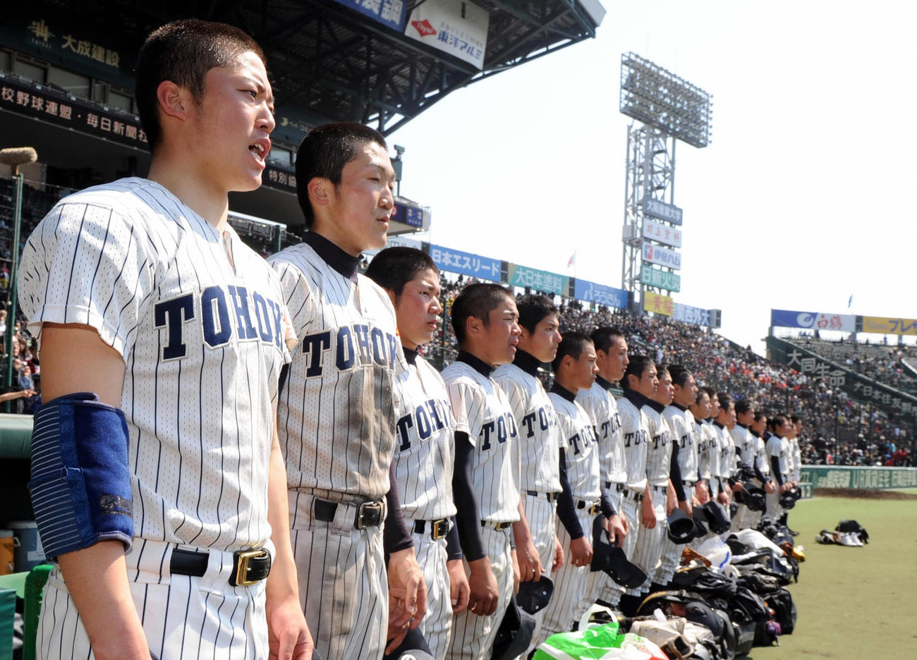 11年センバツ1回戦で大垣日大に敗れ、ベンチ前に整列する東北ナイン（2011年3月28日撮影）