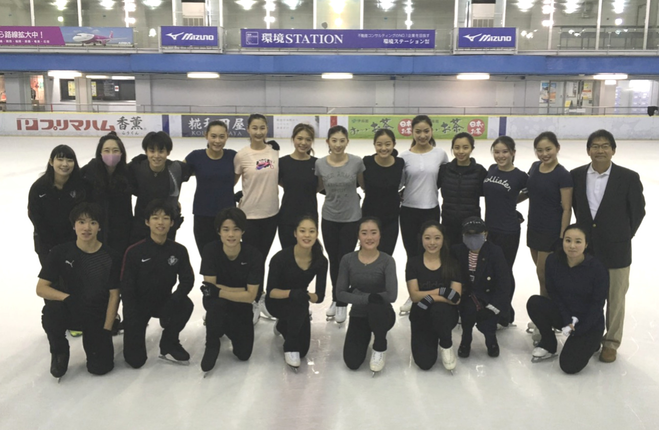 早大スケート部フィギュア部員。後列右から3人目が東さん、7人目が永井