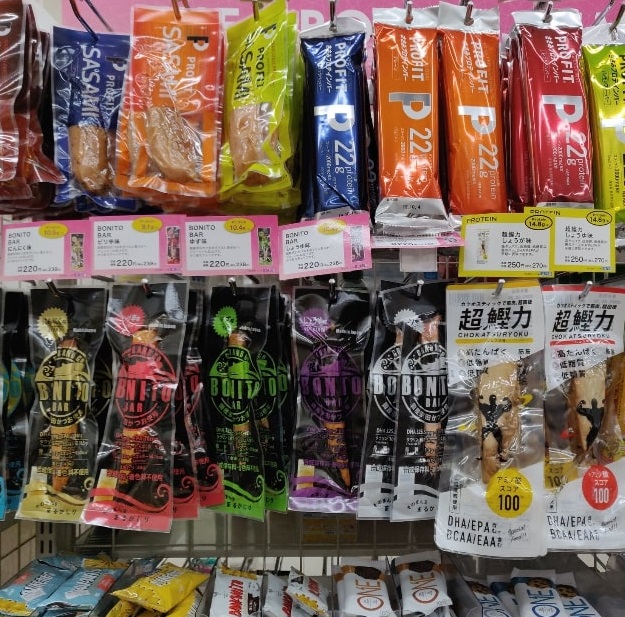 コンビニのプロテインコーナー（撮影・峯岸佑樹）