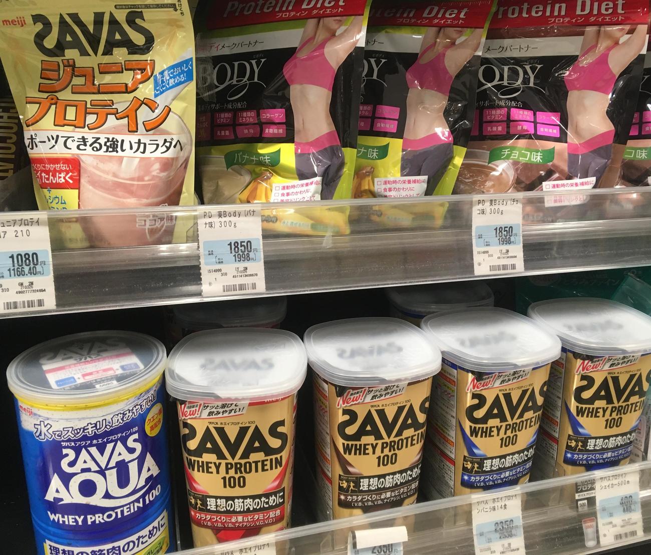 スーパーに並ぶプロテイン商品（撮影・峯岸佑樹）