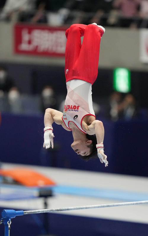鉄棒の決勝でブレトシュナイダーを決める内村（撮影・河野匠）